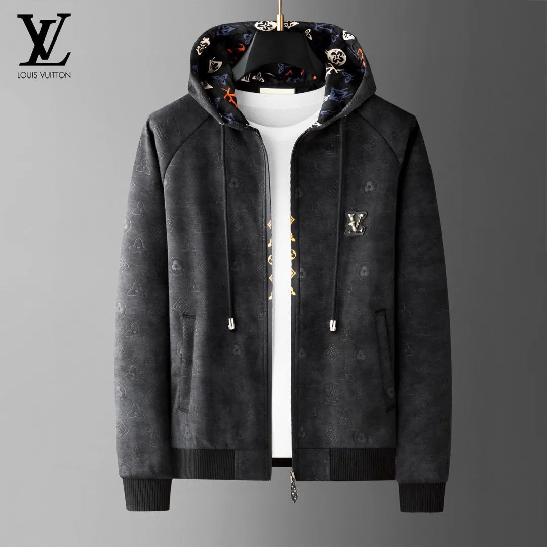 🅿️620 [LV Louis Vuitton] hot-selling suit is coming. Focus on the original version of the official website. 2025 new hot-selling cardigan and sweatshirt suit. The original order is the best. 🇭🇰The meticulous work of top designers. It has a fitting and perfect upper body effect. All-natural high-quality Tencel Roman cotton 100%, close-fitting comfort, noble and elegant! Original hardware embodies elegance and nobility! Counter size: M-4XL (up to 190 pounds)